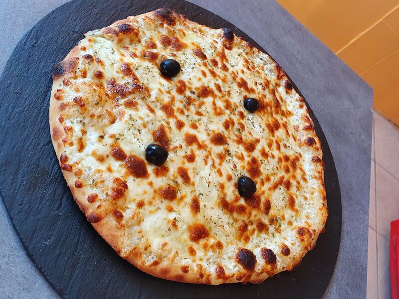 LA CABÈC:
Base crème, mozzarella, cabécou, origan, olives, miel.