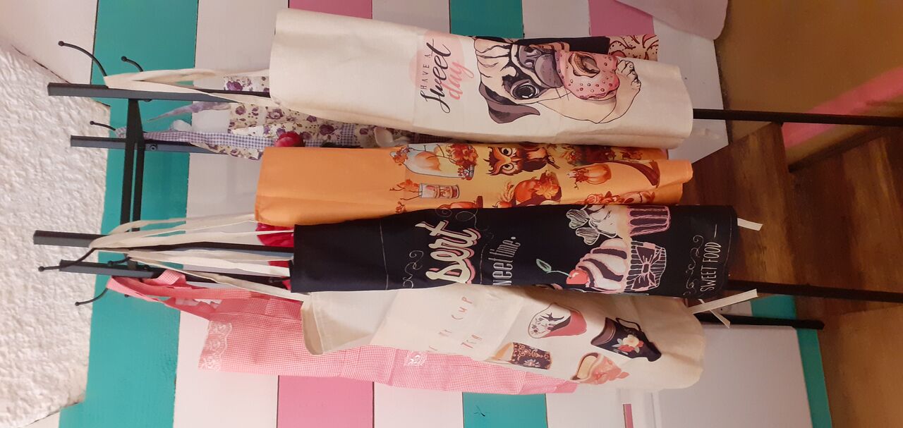 TABLIERS GOURMANDS ET PLEIN D'AUTRES ARTICLES EN EXEMPLAIRES UNIQUES POUR VOS IDEES CADEAUX