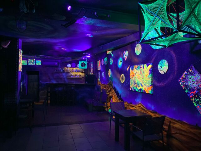 sala posiada bar i dużą lodówkę