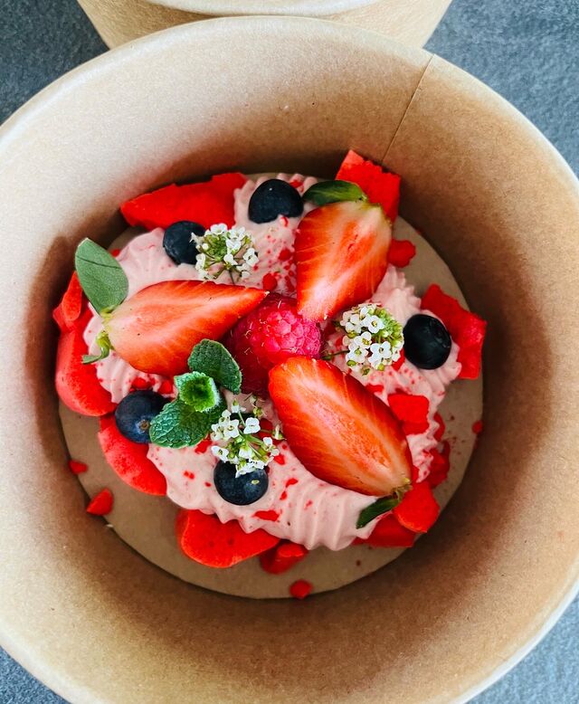 Dessert Saint-Valentin, Pavlova déstructurée, mousse vanille menthe et hibiscus et fruits rouge frais