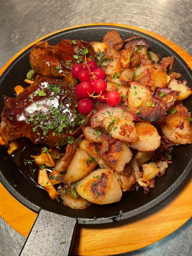 Hubertus Pfännchen
Rinder- & Schweinemedaillons/ Jus/ gebratene Pfifferlinge/ Bratkartoffeln