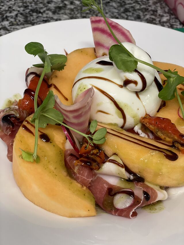 Burrata : tomates cerises, melon, basilic et ail, chiffonnade jambon de cébo