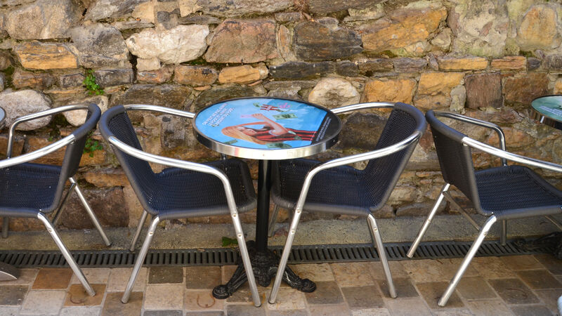 Détail de la terrasse intérieure du Bull Café
