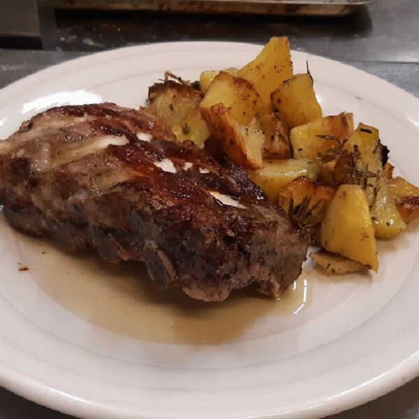 Spuntature di maiale affumicate e cotte a bassa temperatura con patate al forno