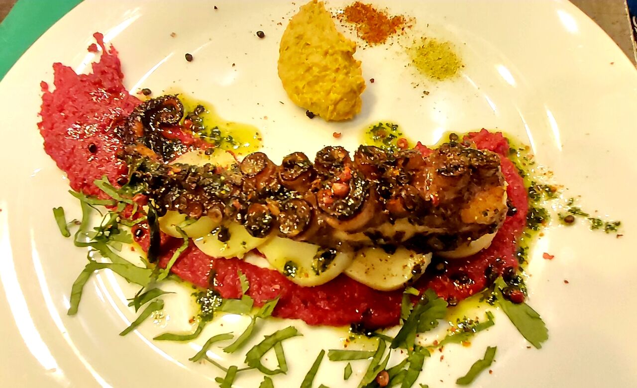 Poulpe grillé, purée cardinale,crème de chorizo, huile de coriandre