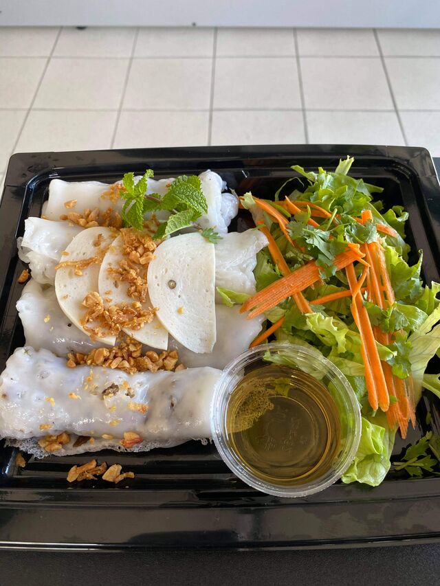 Bánh cuốn
Porc sauté enroulé dans la pate de riz avec tranches pâté de porc