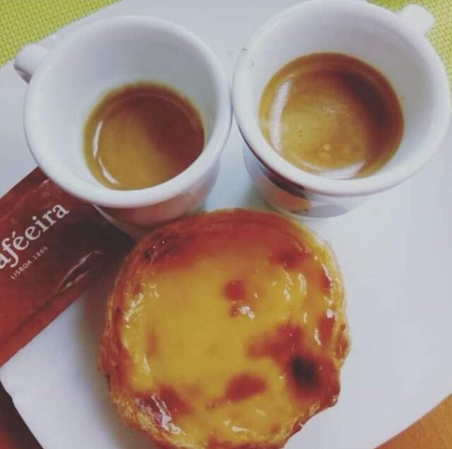 Os famosos Pasteis de Nata Sunset Amora quentes e deliciosos.