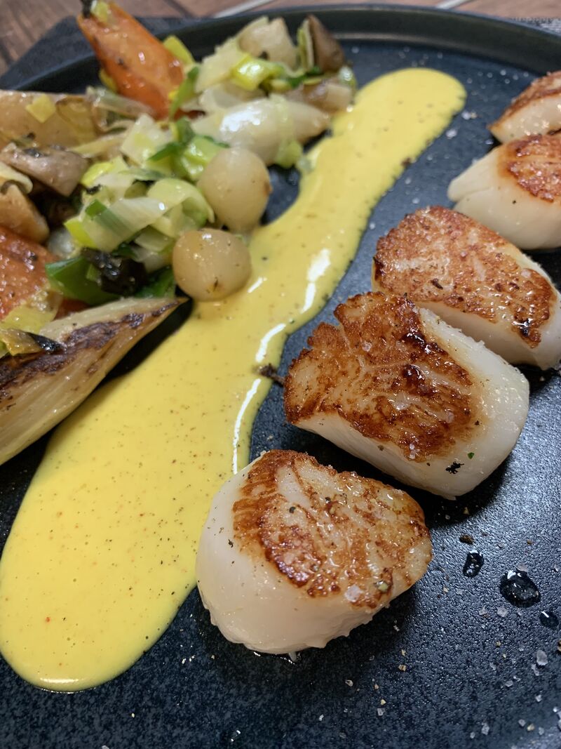 Les Saint-Jacques sauce Rouille et ses Légumes de Saison aux Wakamé
