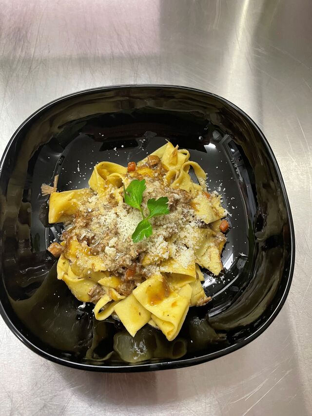 Bandnudeln mit geschmortem Entenragout 