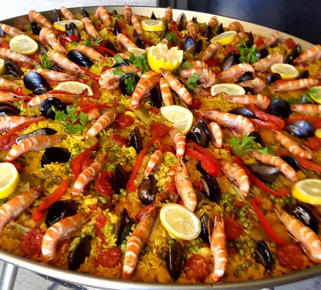 PAELLA : 11€ la partPoulet, gambas, encornets, fruits de mer, poivrons, moules....