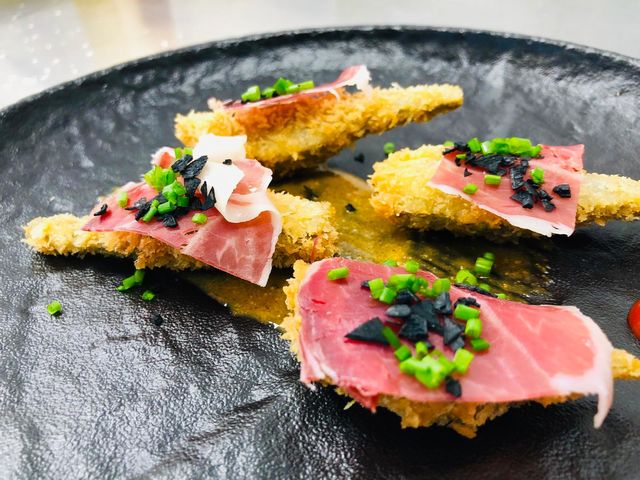 Artitxokeak urdai-azpiko eta ur pralinearekin
Alcachofas con jamon y praliné de avellana
