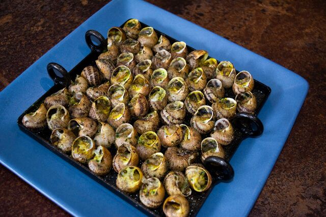 Caracoles a las brasas con ali olli de la casa