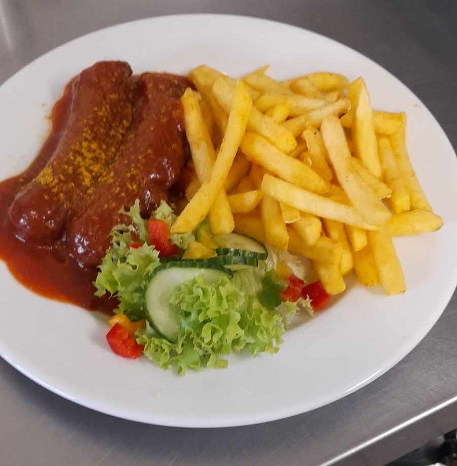 Currywurst mit Pommes