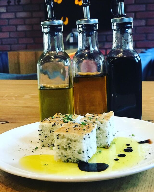 Focaccio z czarnuszką - na pobudzenie kubków smakowych i oczekiwanie za zamówione dania .