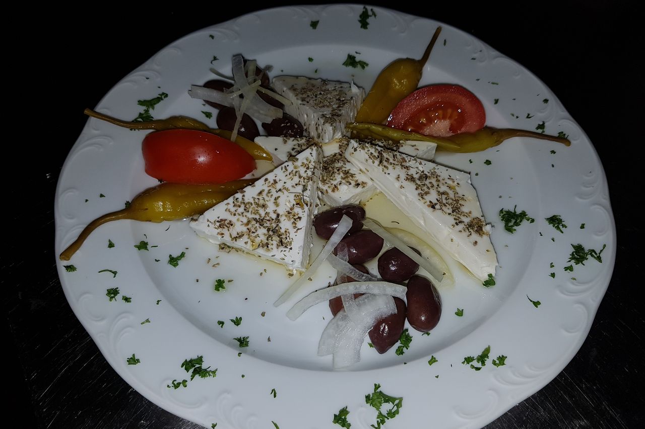 Natur Schafskäse mit Oliven und Pepperoni