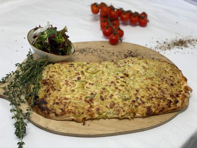 Pinsa mit Speck und Zwiebel