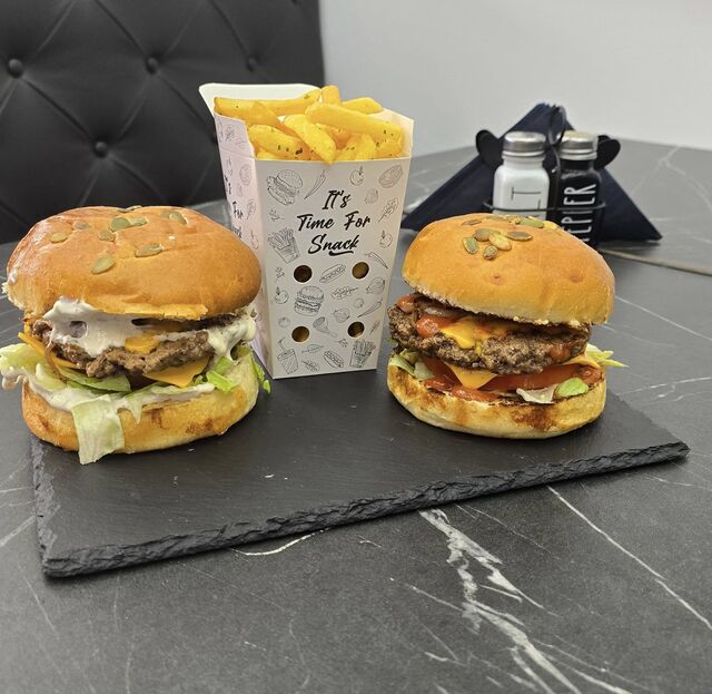 Burgeri suculenți, cartofi crocanți și ingrediente proaspete