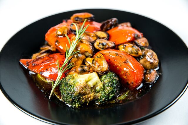 Теплий салат з печеними овочами та мідіями. 