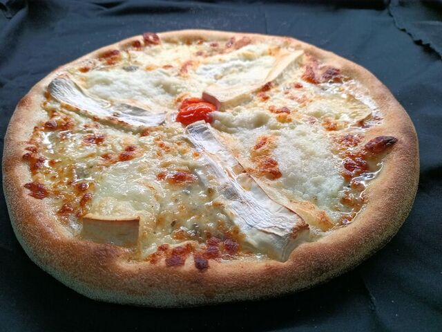 L'AVEYRONNAISE: Mozzarella, fromage Bethmale brebis/vache, roquefort, chèvre, miel 16€