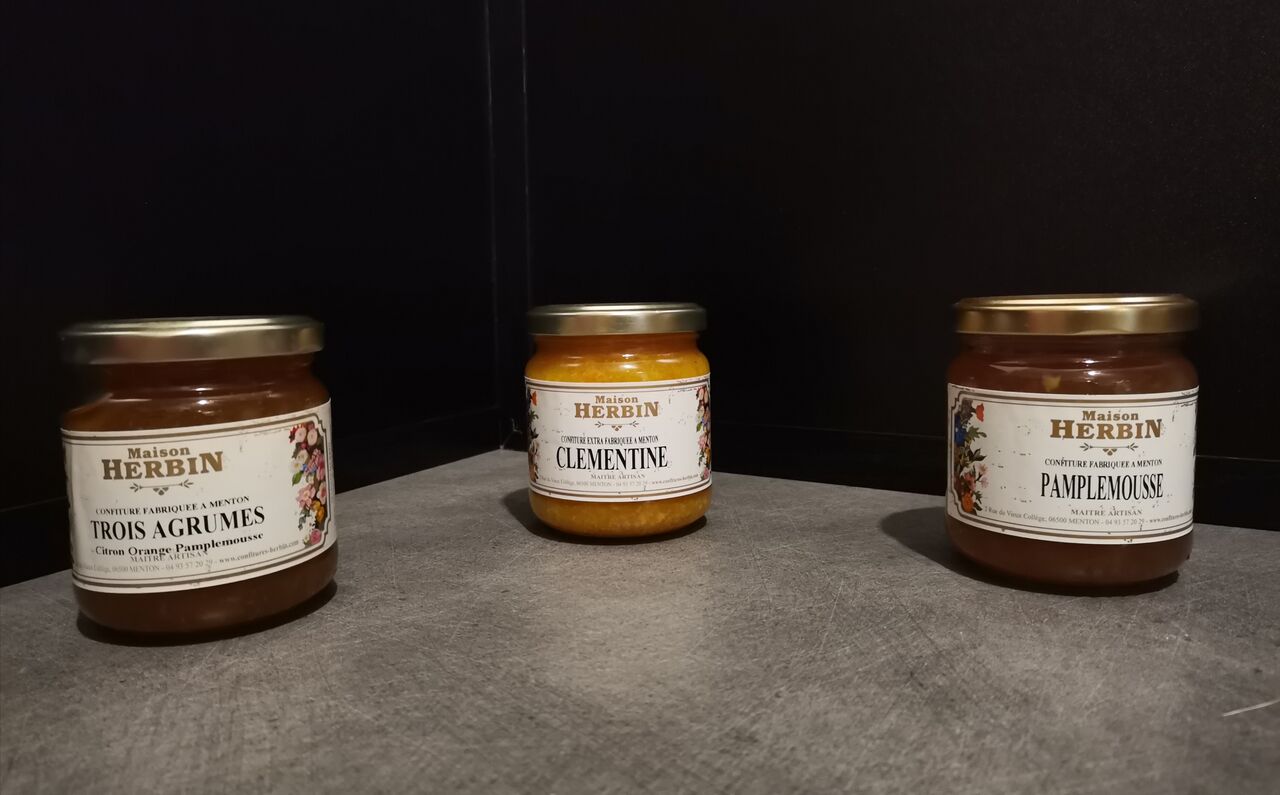 confiture 230g=trois agrumes, pamplemousse=5.80€ le pot, clémentine = 6.10€ le pot