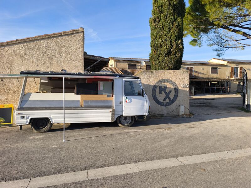 Ranch Etalon blanc a Entraigues sur la sorgue