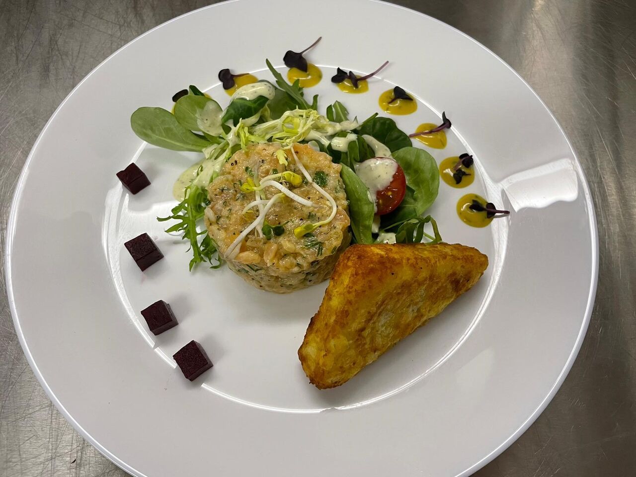  Lachstatar mit Rösti an Honig-Senf-Soße