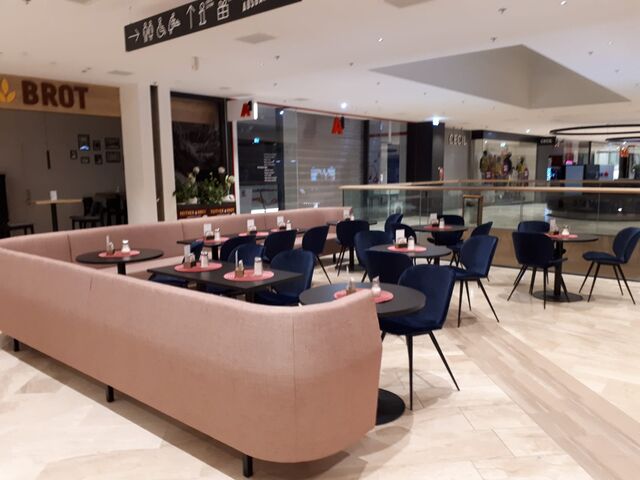 Die Couch ist neu & unsere Gäste finden sie extrem angenehm... auch Steckdosen integriert...