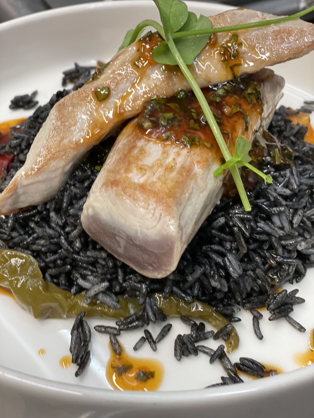 Mi-cuit de thon riz à l’encre de seiche