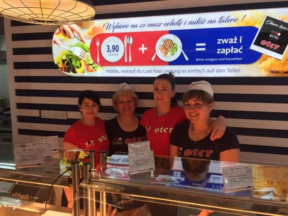 To dzięki tym uśmiechniętym Paniom nasze dania są tak pyszne. Klienci są zachwyceni i wracają, aby skosztować tych pyszności.
