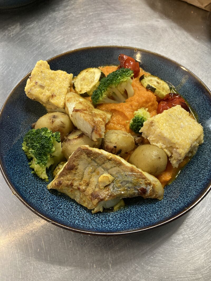 Filet de lieu noir, purée de patates douces, polenta aux noisettes