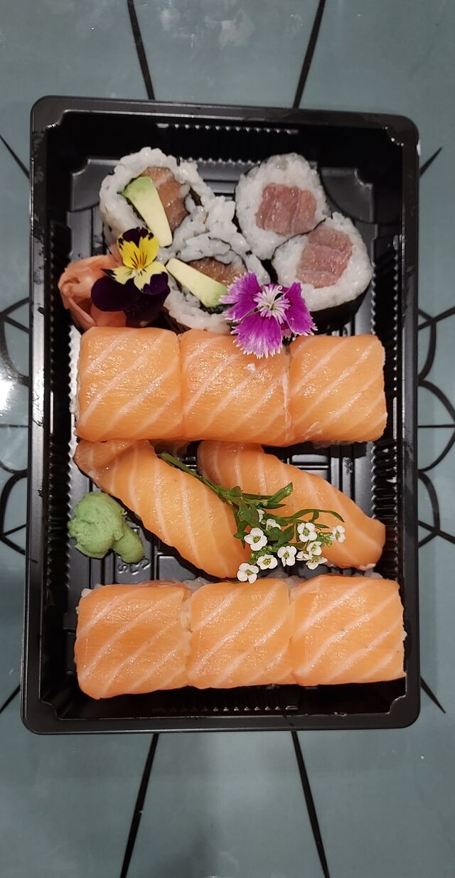 6 Rolls saumon formage - 2 sushi saumon - 2 maki thon - 2 california 