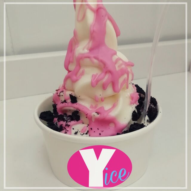 Yogurin con oreo y fondant de fresa ??