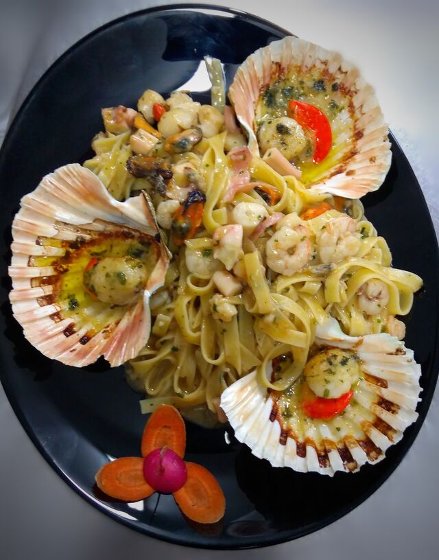 Tagliatelle sa morskim plodovima , kozice i jakobove kapice