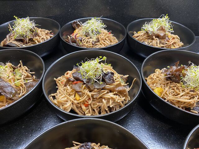 Nouilles sautées aux champignons noirs 