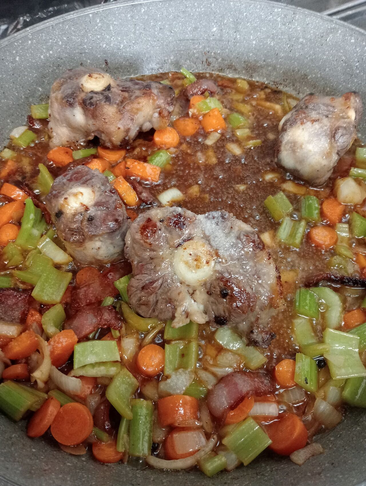 Coda alla Vaccinara in cottura