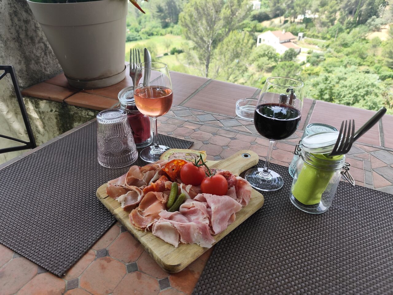 Une planche de charcuterie à partager ....