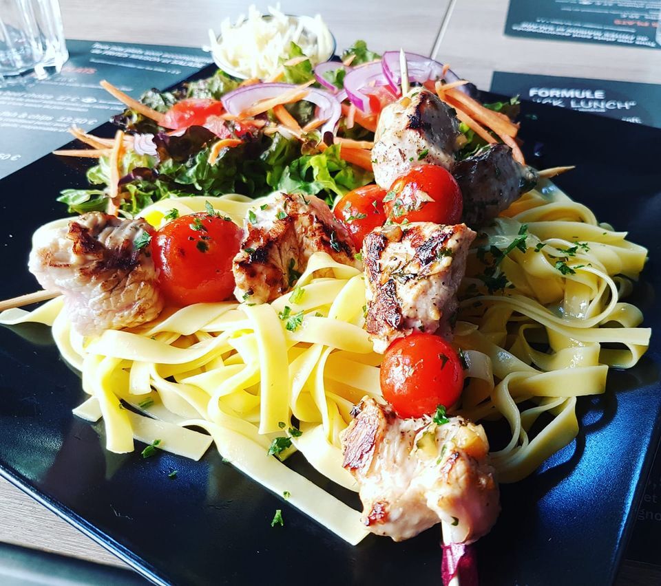 idée plat du jour : brochettes de volaille marinées huile d'olive citron et paprika, tagliatelles fraîches
