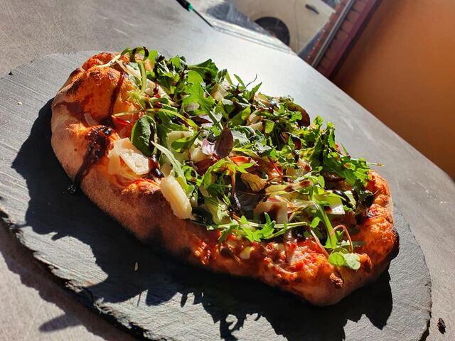 LA ROQUETTA:
Base tomate, mozza, jambon de pays, tomate cerise, roquette, parmesan, crème balsamique.