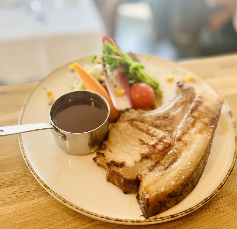 Côte de porc de la ferme l’ermitage à beuvry-la-forêt cuisson basse température sauce barbecue chimichurri 