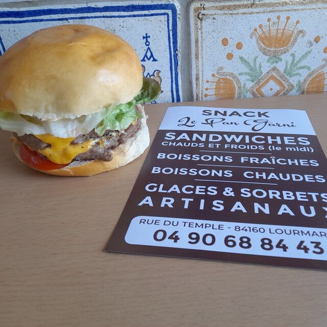 Notre nouveau burger au steak haché ou avec une galette végétarienne. 