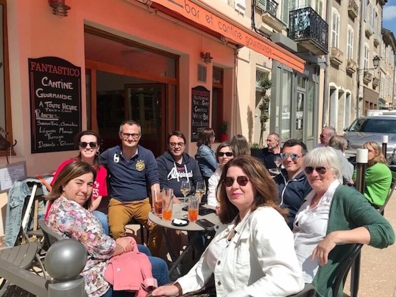 1er dimanche de Mai en terrasse ensoleillée, le Maire de Givry et une partie de son équipe municipale