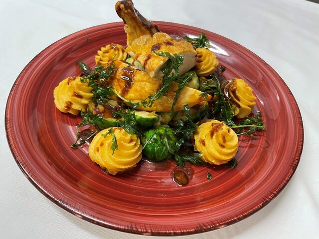 Maishähnchen mit Rosenkohl und Herzoginkartoffeln