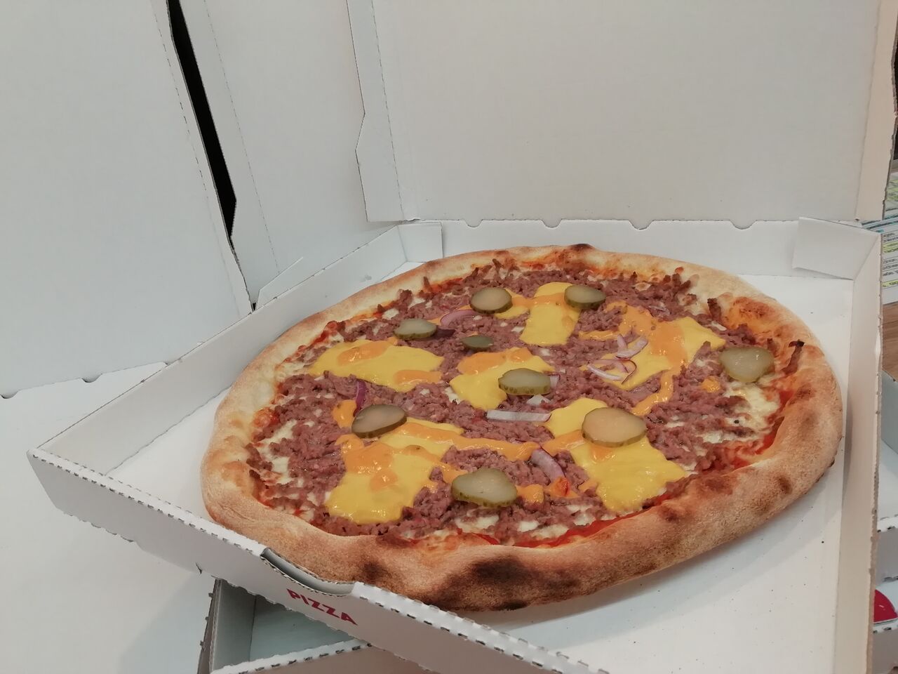 burger : base tomate, boeuf haché, cheddar, sauce burger, oignons rouges, cornichons aigre doux