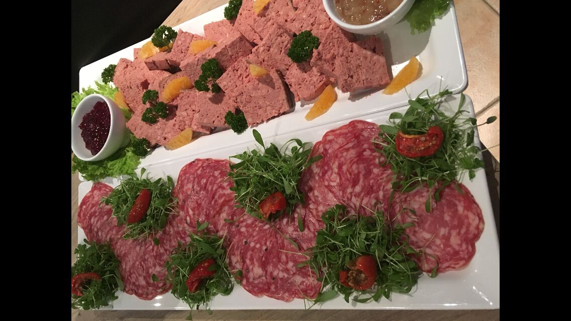 onderdeel van koud buffet/Beauvoorderpaté met ajuinconfijt en Italiaanse salami