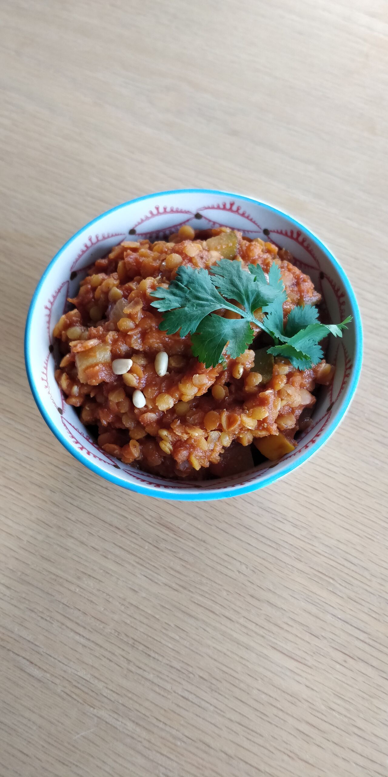 Dalh de lentilles corail, aubergine, courgettes et pignons de pin