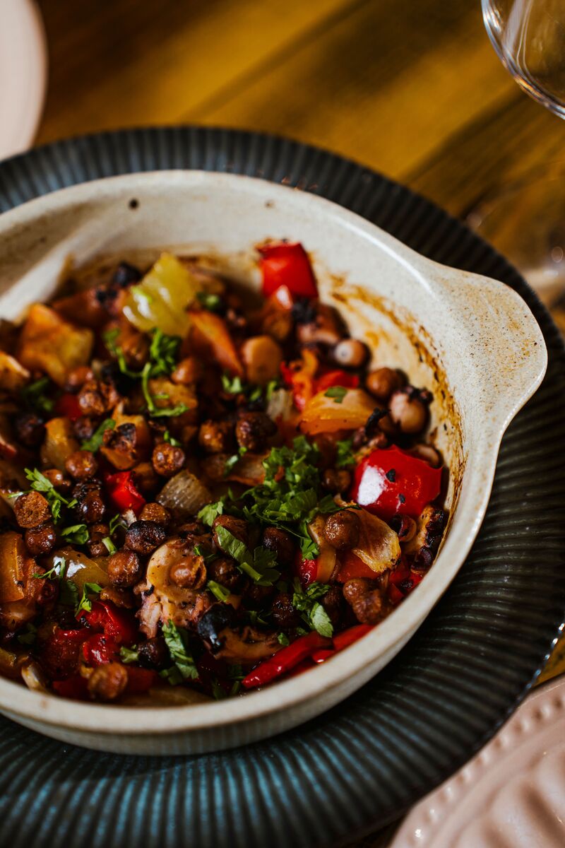 Salada quente de Polvo, tomate, pimentos, cebola, grão-de-bico