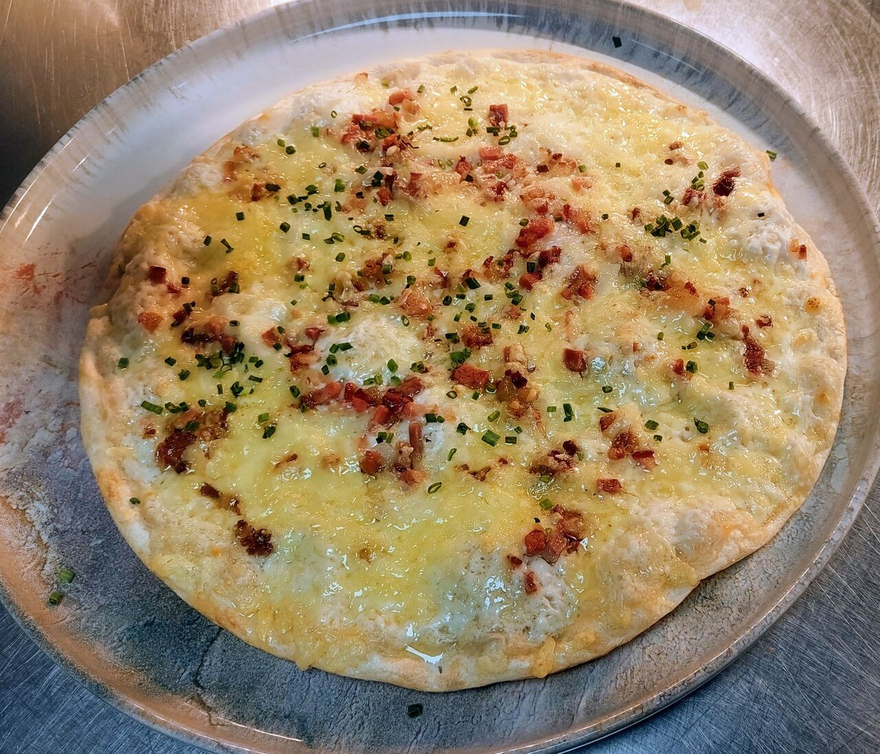 Böhmischer Flammkuchen mit grünem Salate 