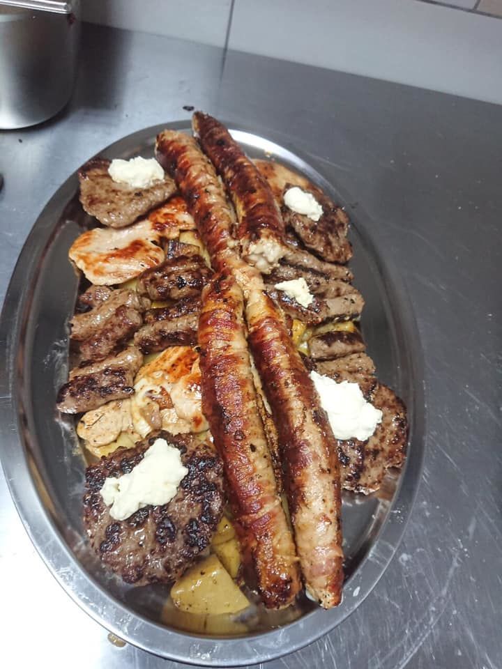 Za ekipu!!! Pljeskavica sa kajmakom, čevapi, rolana vješalica, pureća/pileća prsa, pečeni/pekarski krumpir, lepinje... Dobar tek