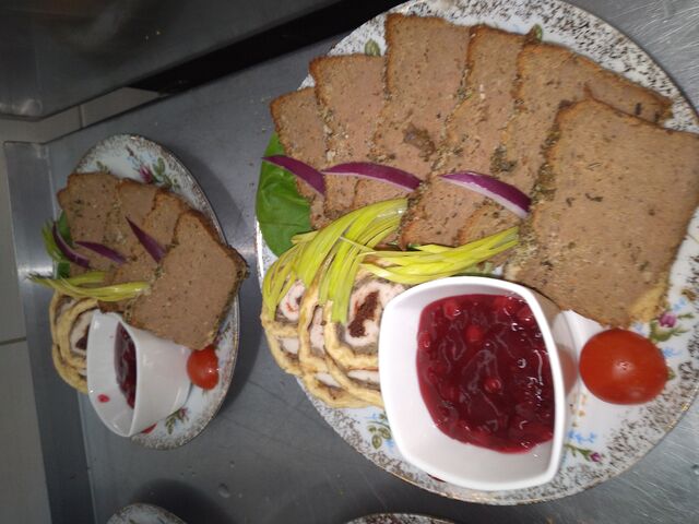 Pasztet z dziczyzny z sosem żurawinowym