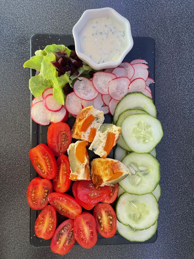Planche apéro méli-mélo de légumes et sauce à la crème/ciboulettes 